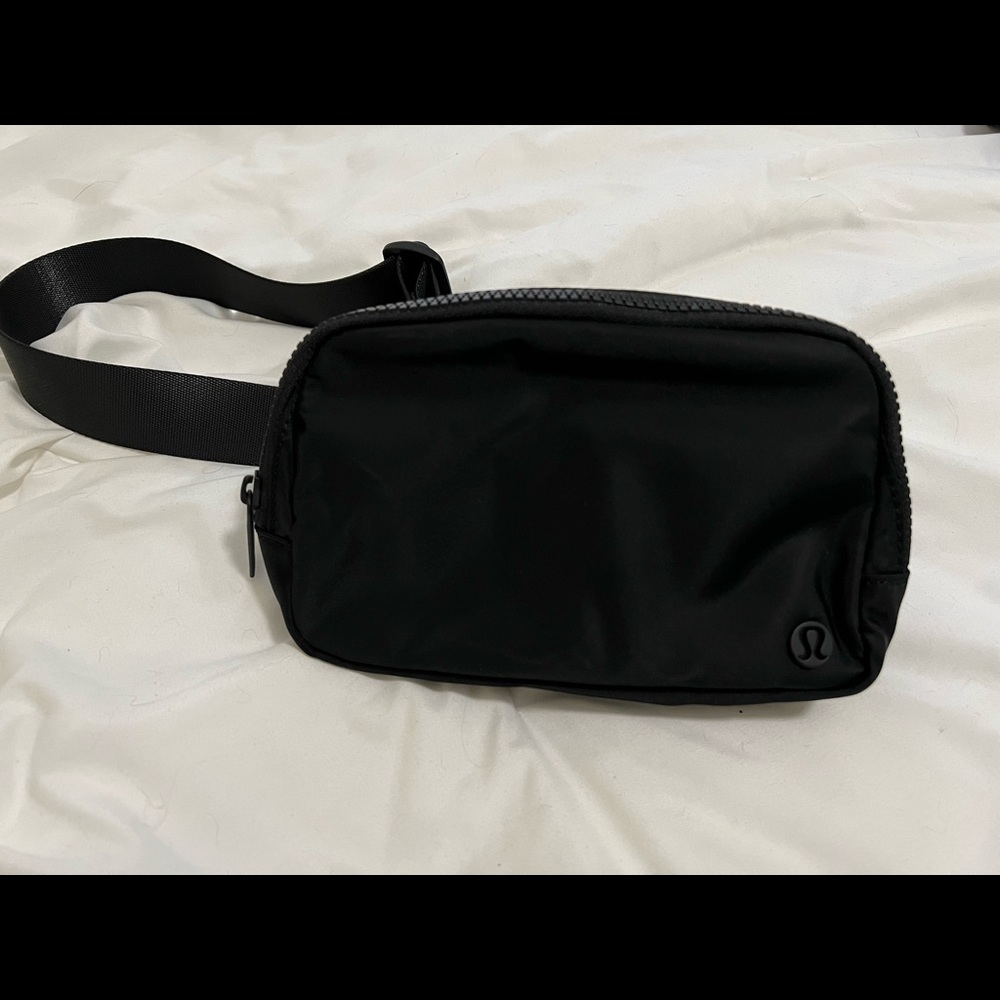 Lululemon Everywhere Belt Bag